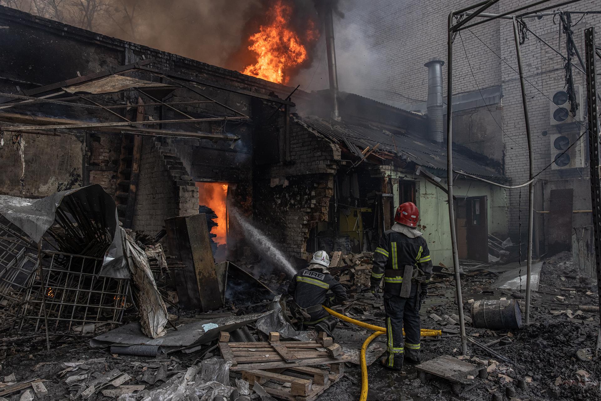 Bomberos apagan fuego en Járkov, Ucrania   Efe