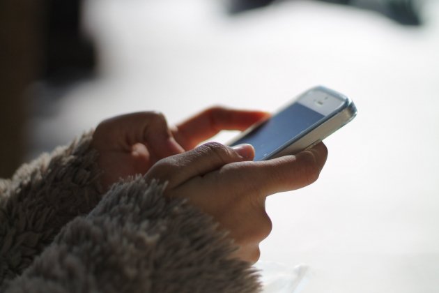 Persona utilitzant Whatsapp Persona utilitzant Whatsapp