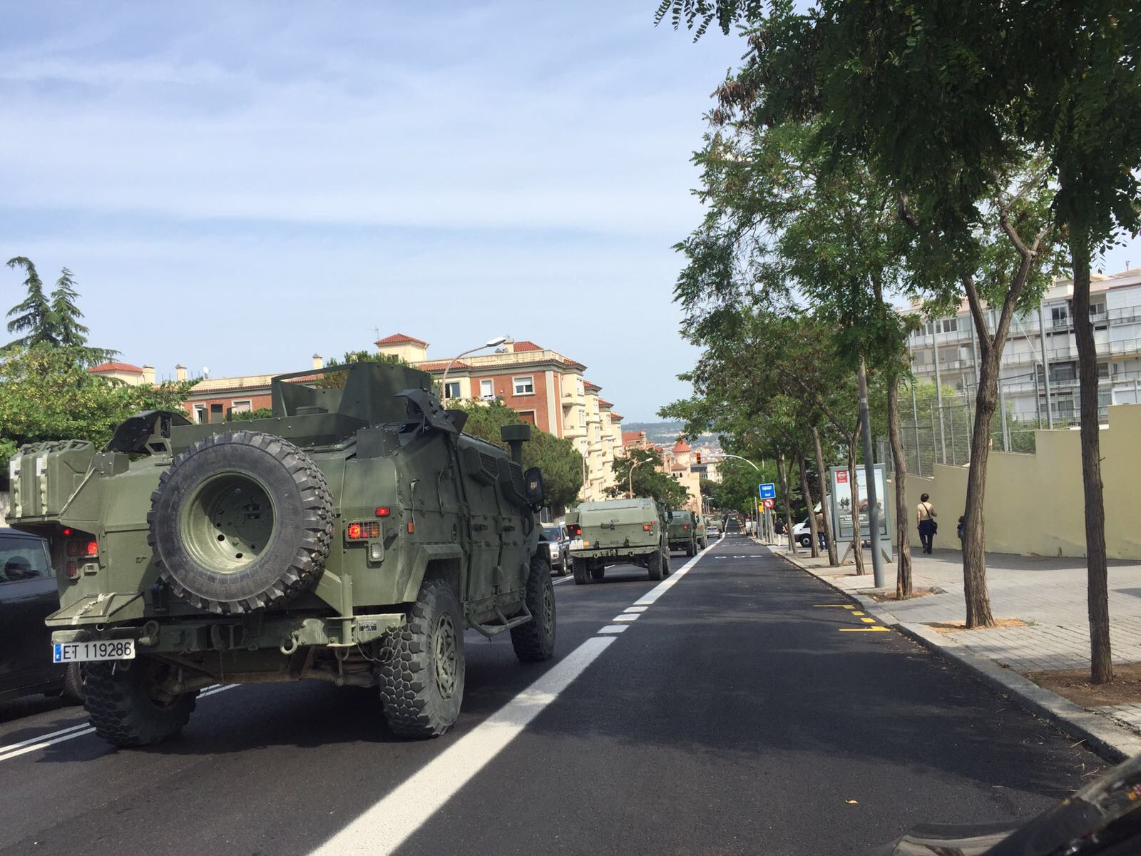 Desenes de vehicles militars espanyols es passegen per les carreteres catalanes