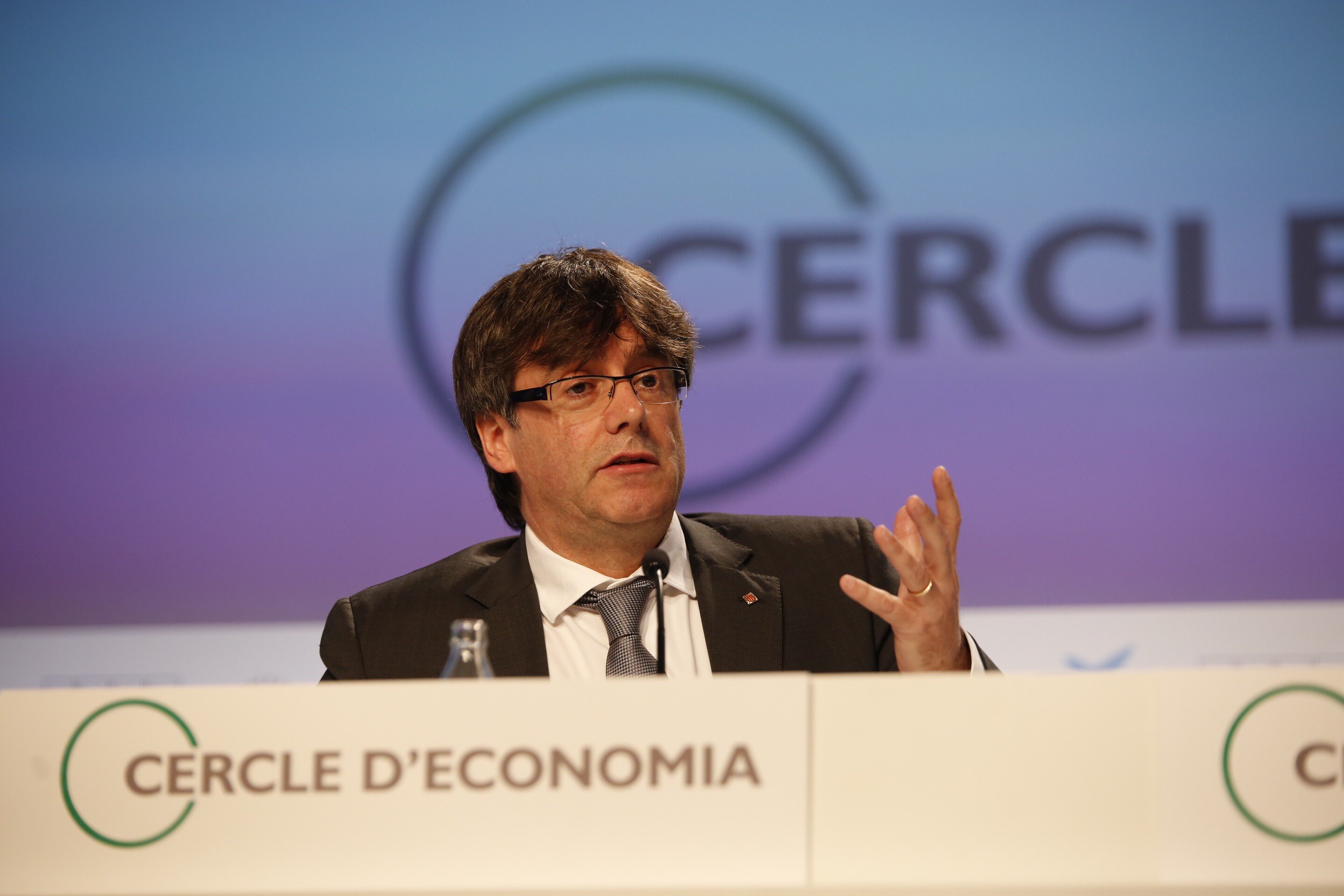 Puigdemont passa del buit del Cercle, a l'aplaudiment de l'IESE