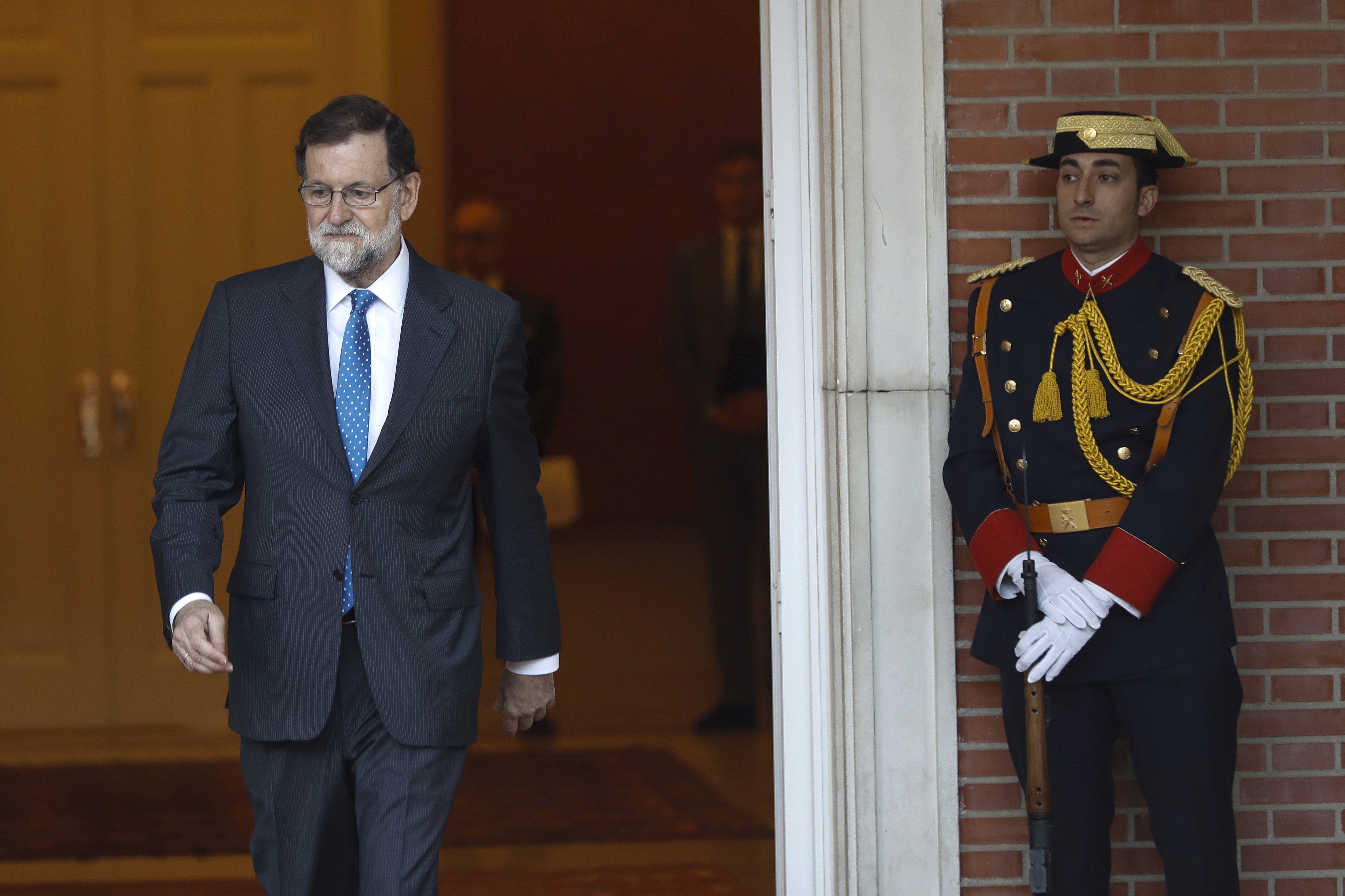 Rajoy afronta la moció de censura d'Iglesias assetjat pels escàndols