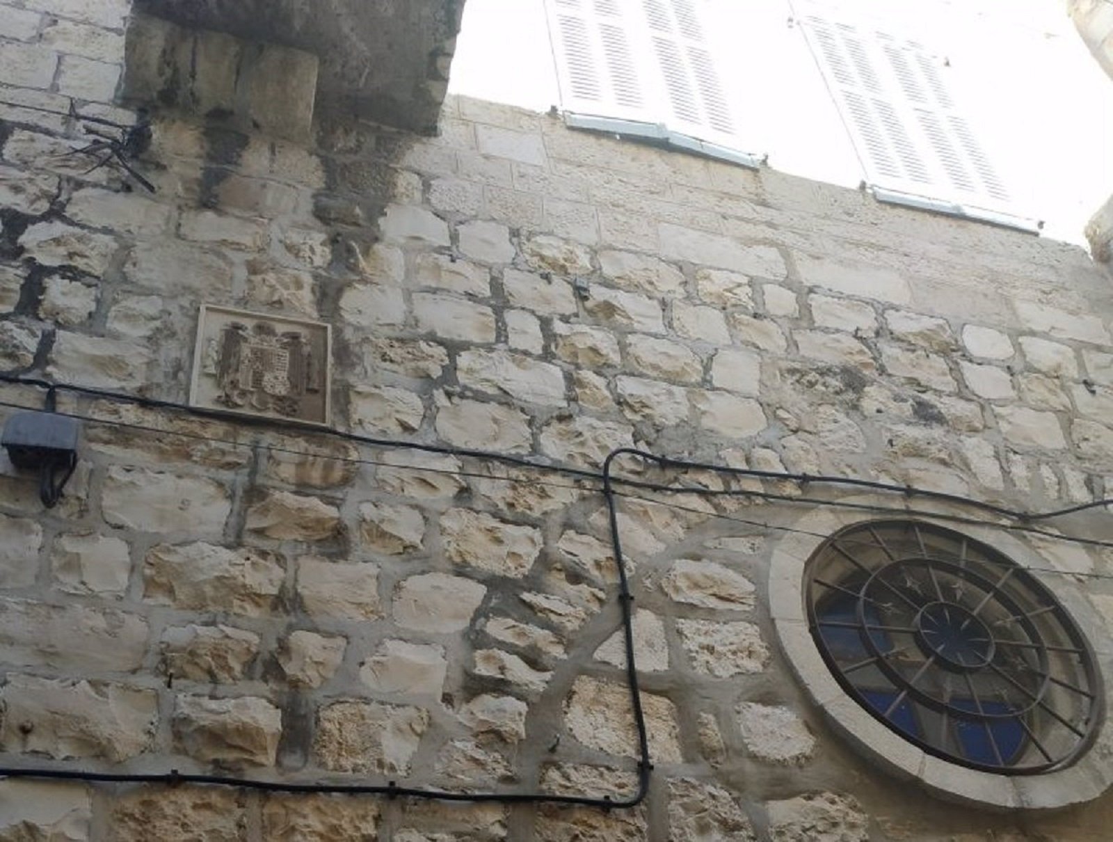 La pifia del Gobierno: conserva un escudo franquista en la sede de Jerusalén
