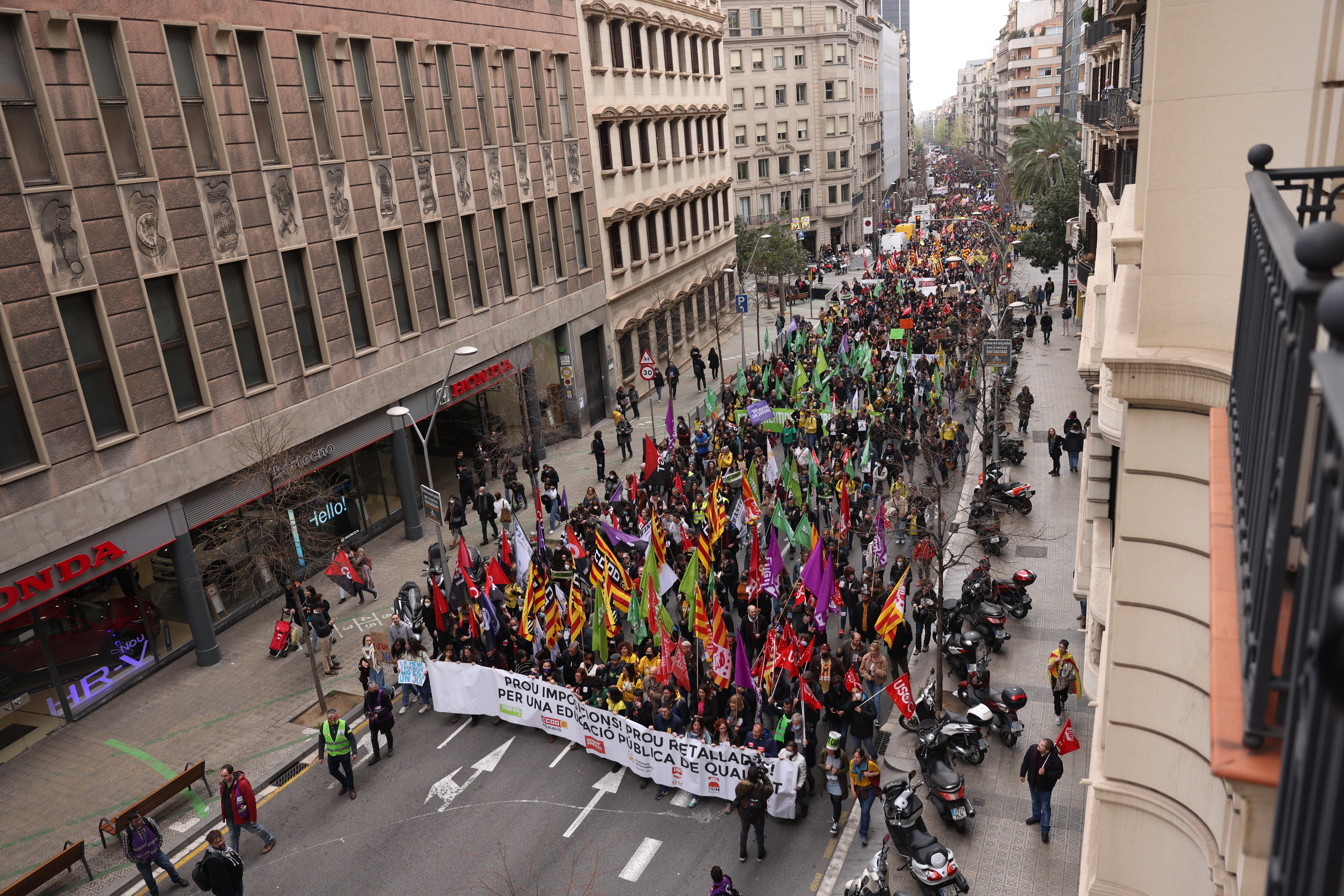 10.000 professors surten al carrer, amb les negociacions amb Educació bloquejades