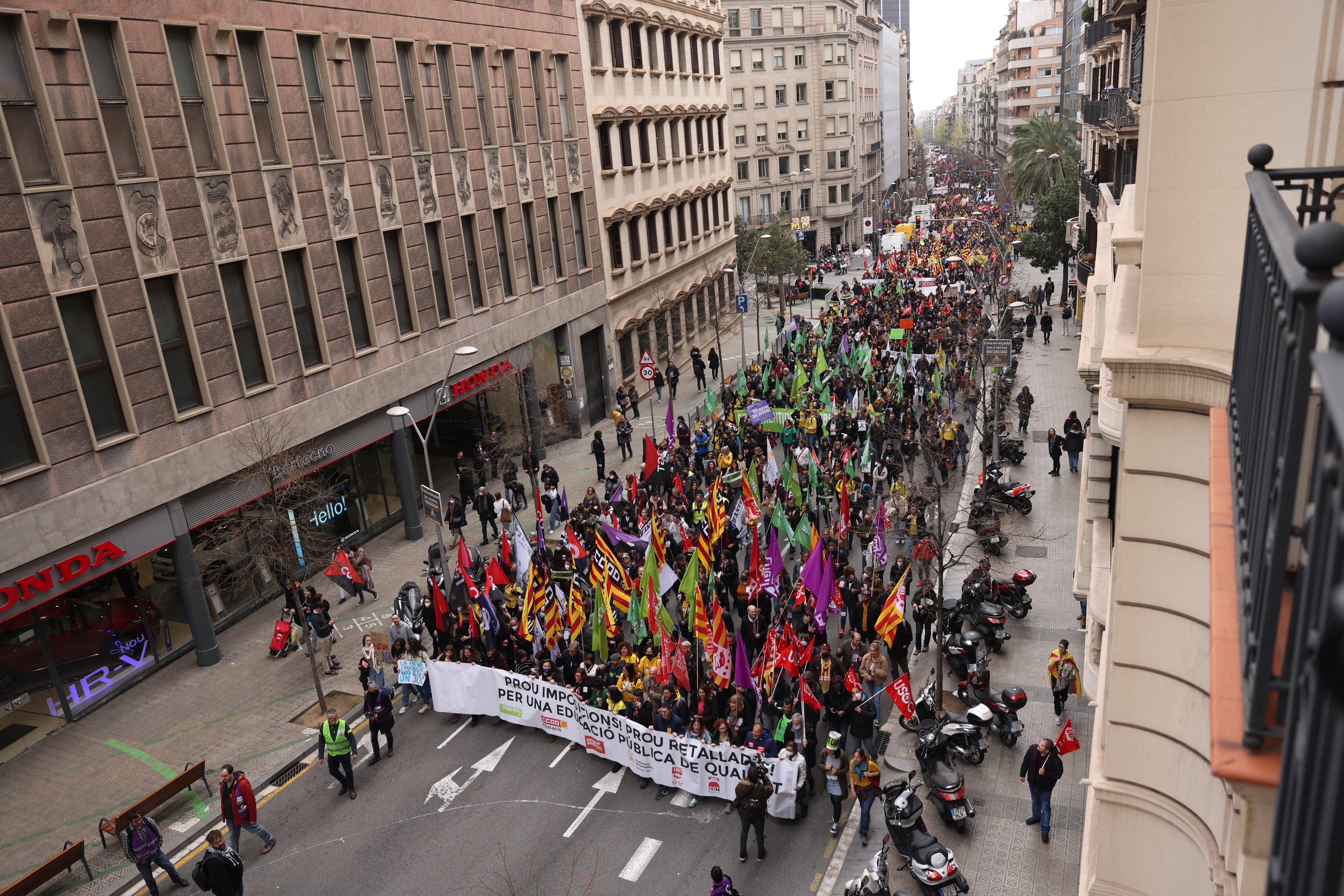 10.000 profesores salen a la calle, con las negociaciones con Educació bloqueadas