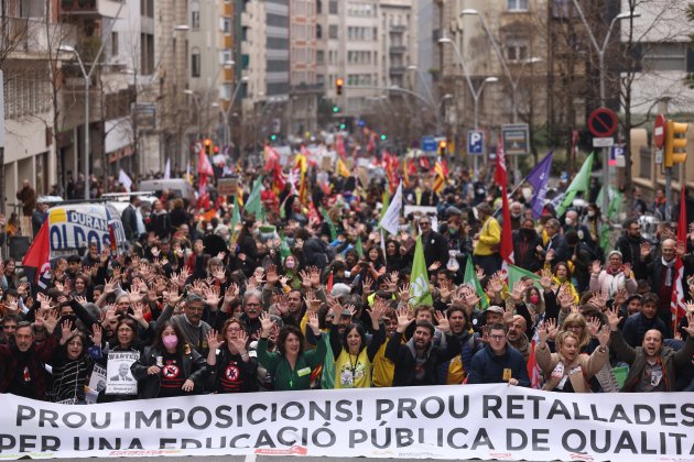 Manifestación profesores y maestros, educación, cabecera, pancarta, calle Balmes, vista general, levantan manos, sentada - Sergi Alcàzar