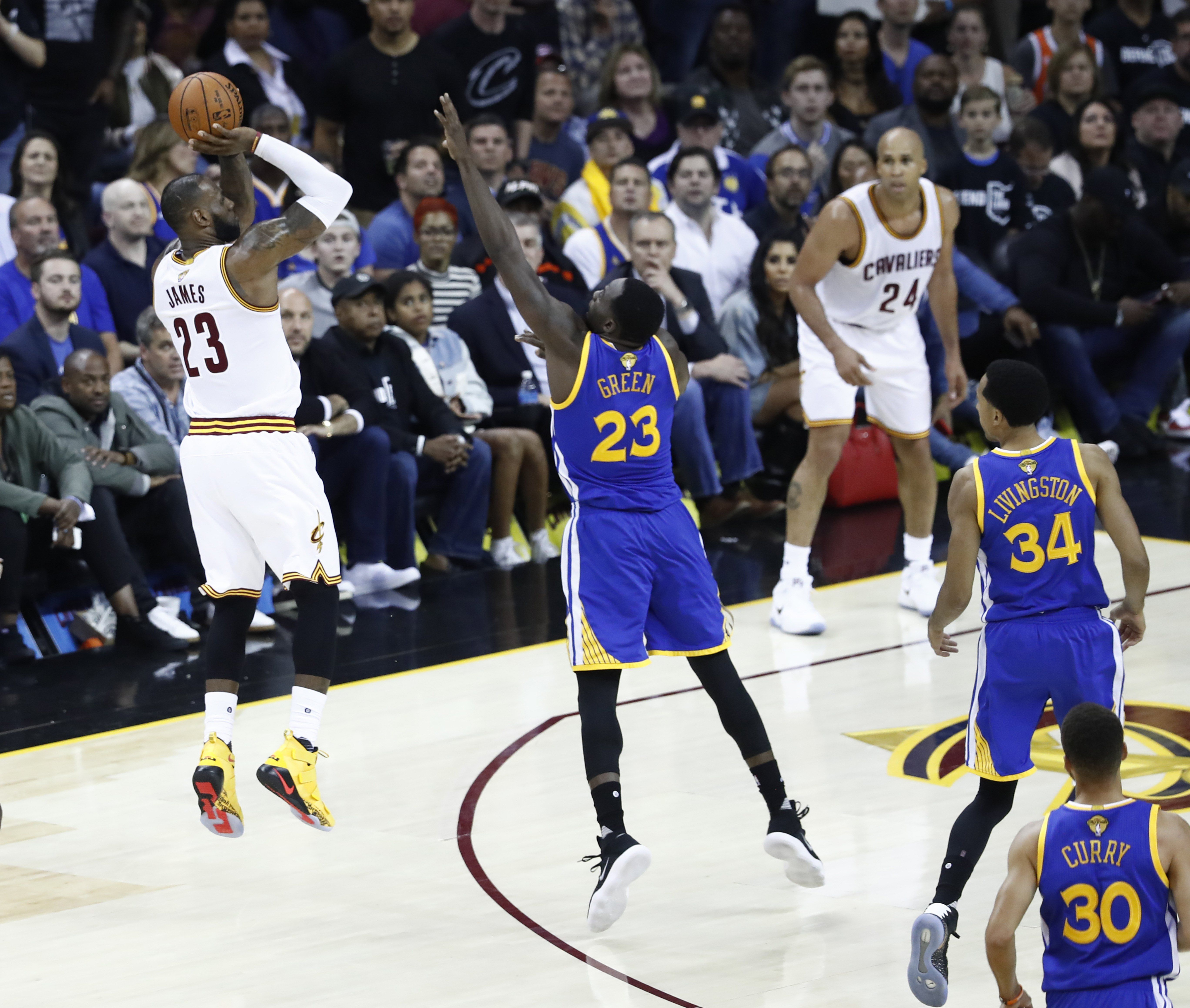 Irving y James mantienen con vida a los Cavaliers (137-116)