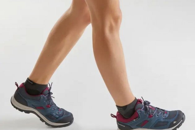 Decathlon vendiendo las zapatillas para mujer que no se mojan