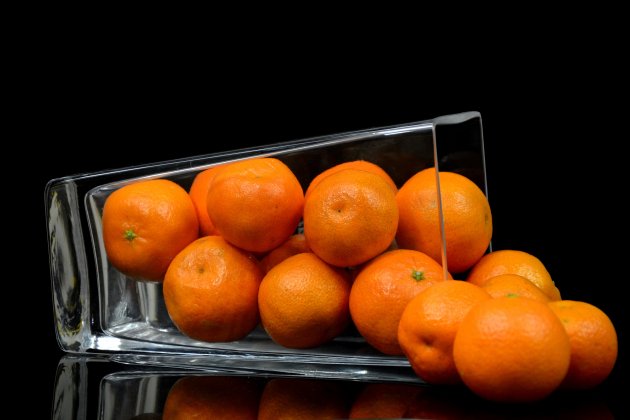 Naranjas en un jarrón