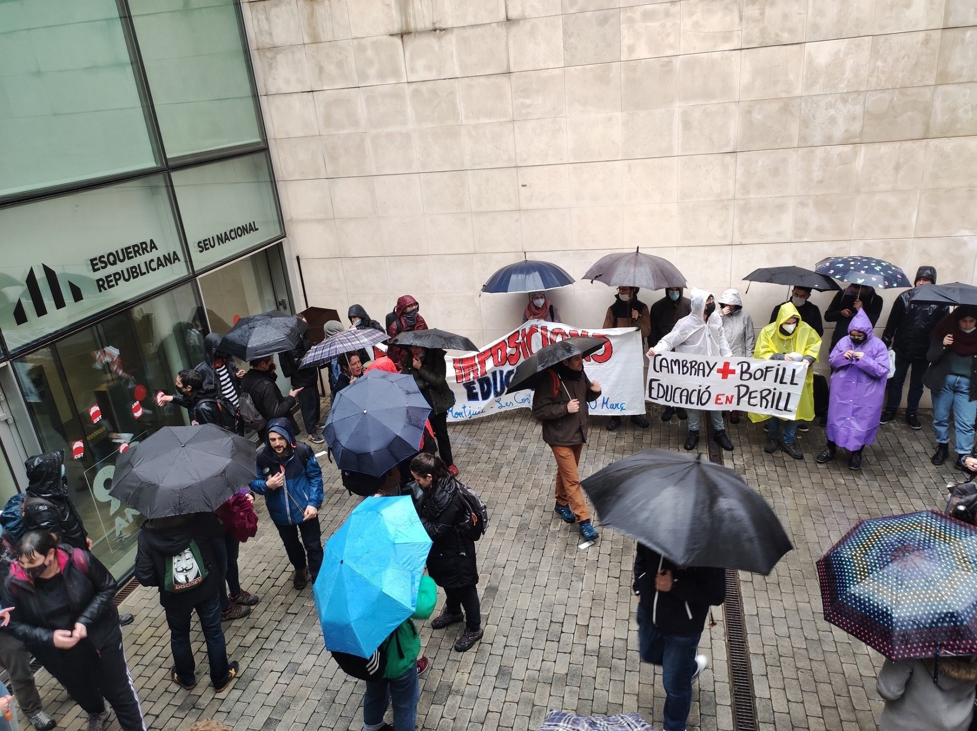 Sindicats entren a la seu d'ERC per exigir la dimissió de Cambray