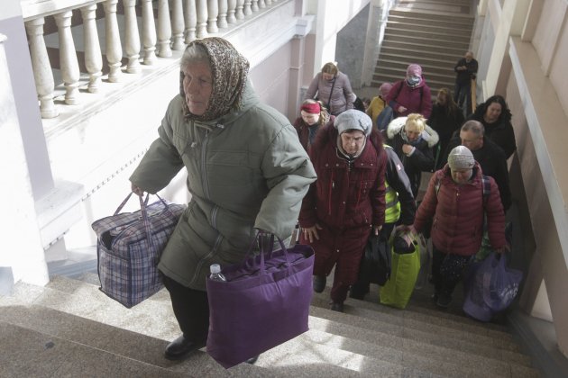 Ucraïnesos evacuats de Mykolaiv esperen tren estació tren Odessa, invasió Rússia Ucraïna Stepan Franko Efe