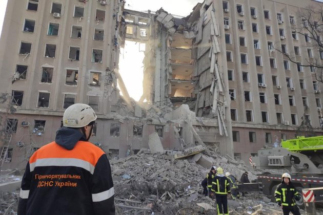 servicios de emergencia trabajando en el edificio de la administración estatal regional en Mykolaiv, invasión Rusia Ucrania   Efe