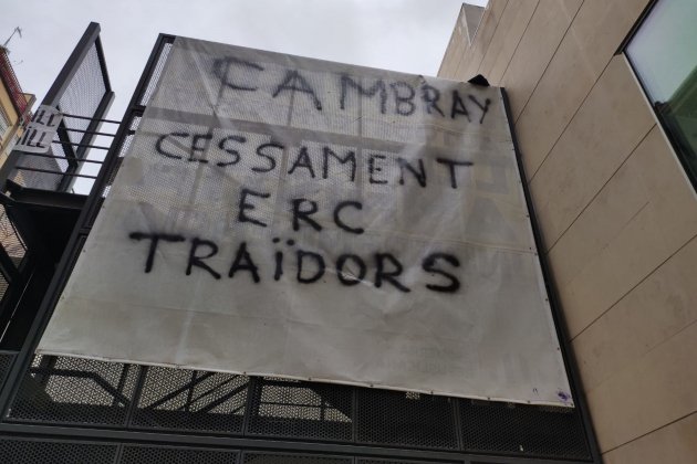Pancarta pidiendo cese de Cambray, sede de ERC   ACN