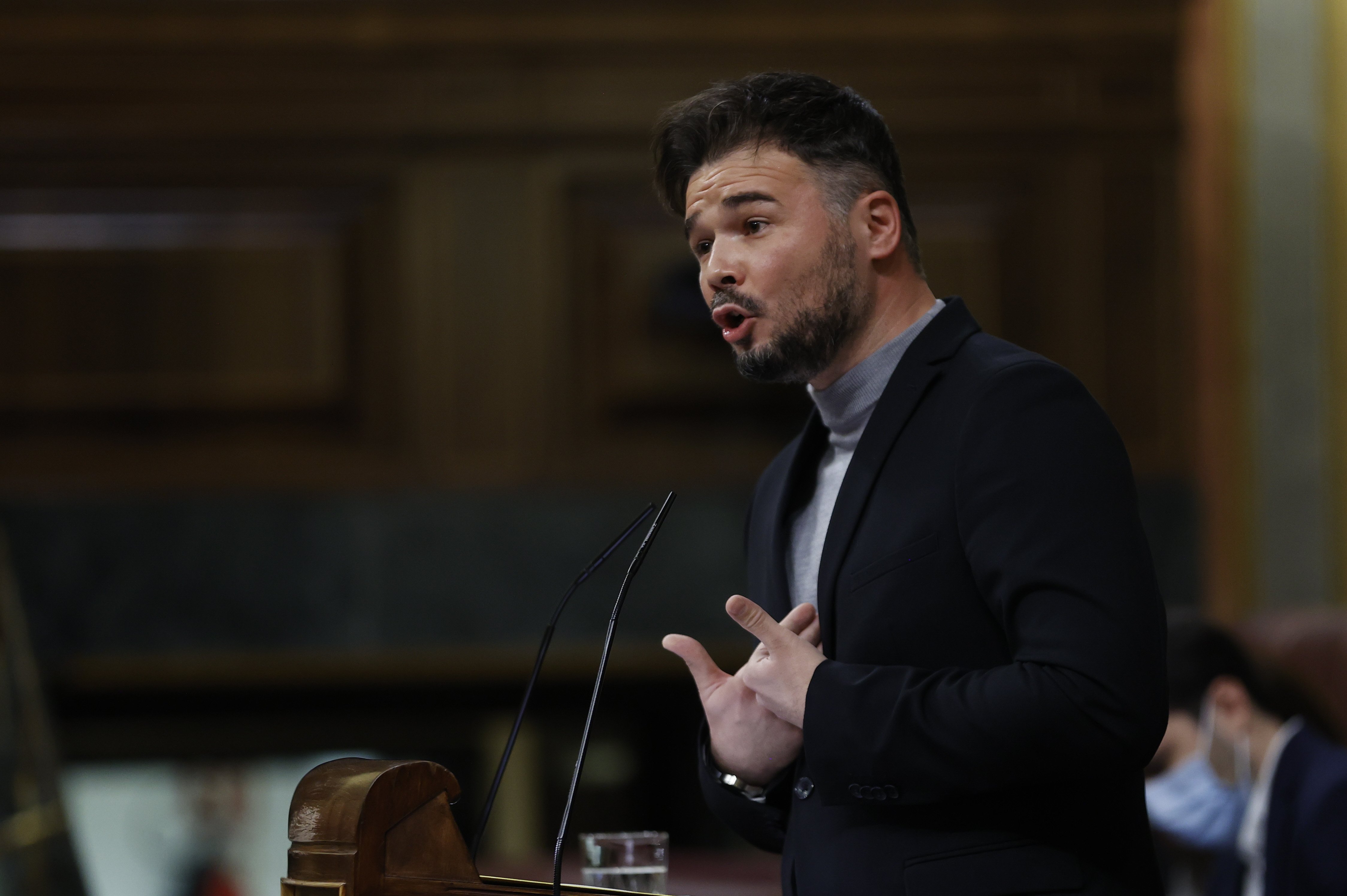 Rufián recorda a Sánchez que no pot "amagar sota l'estora" el conflicte català