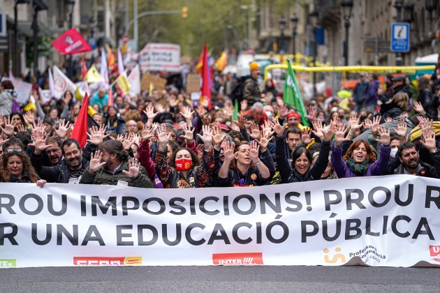 Manifestación educación maestros profesores, ambiente, cabecera, manos arriba, pancarta - Pau de la Calle