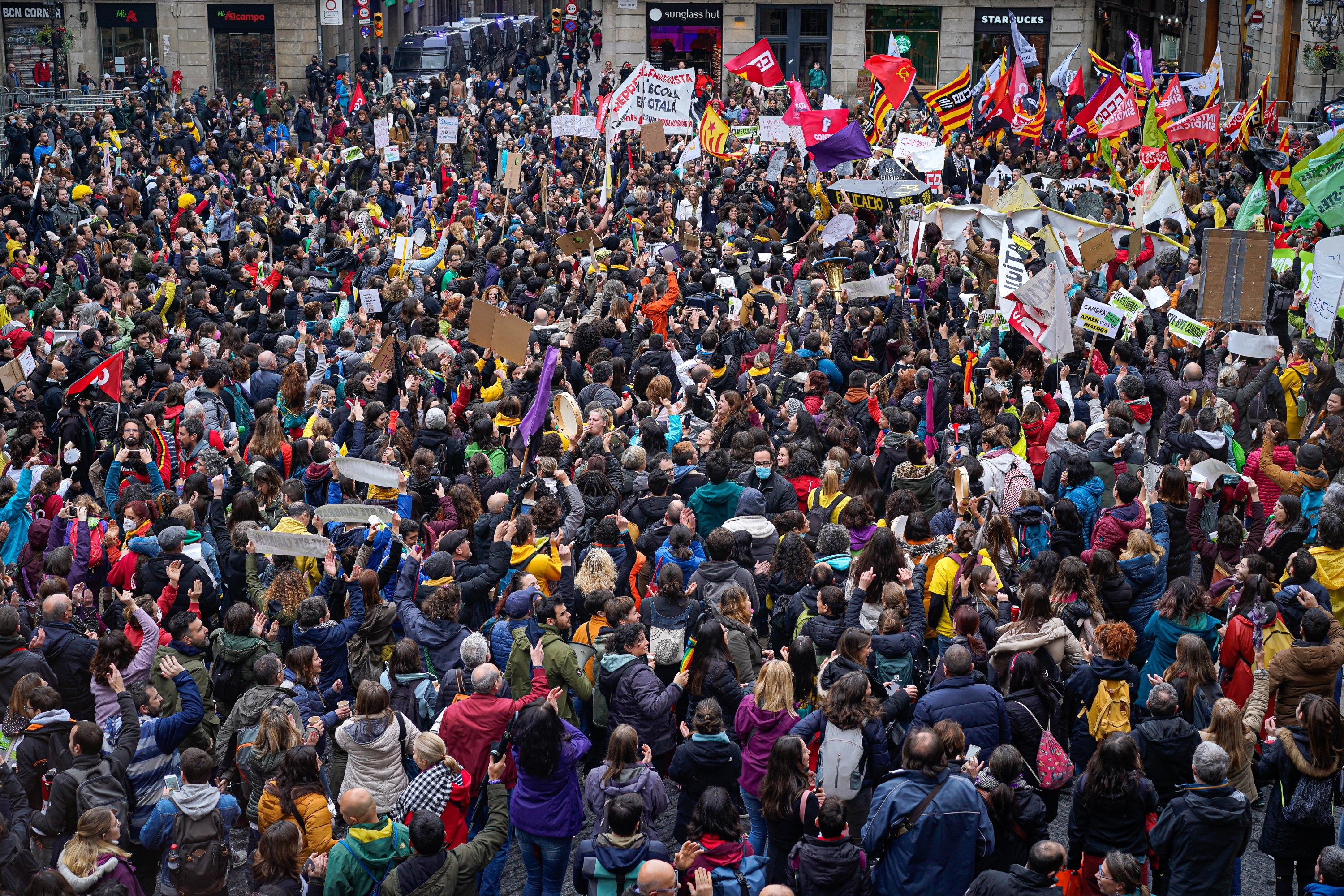 Mestres i professors, sense treva: 6.000 manifestants el cinquè dia de vaga