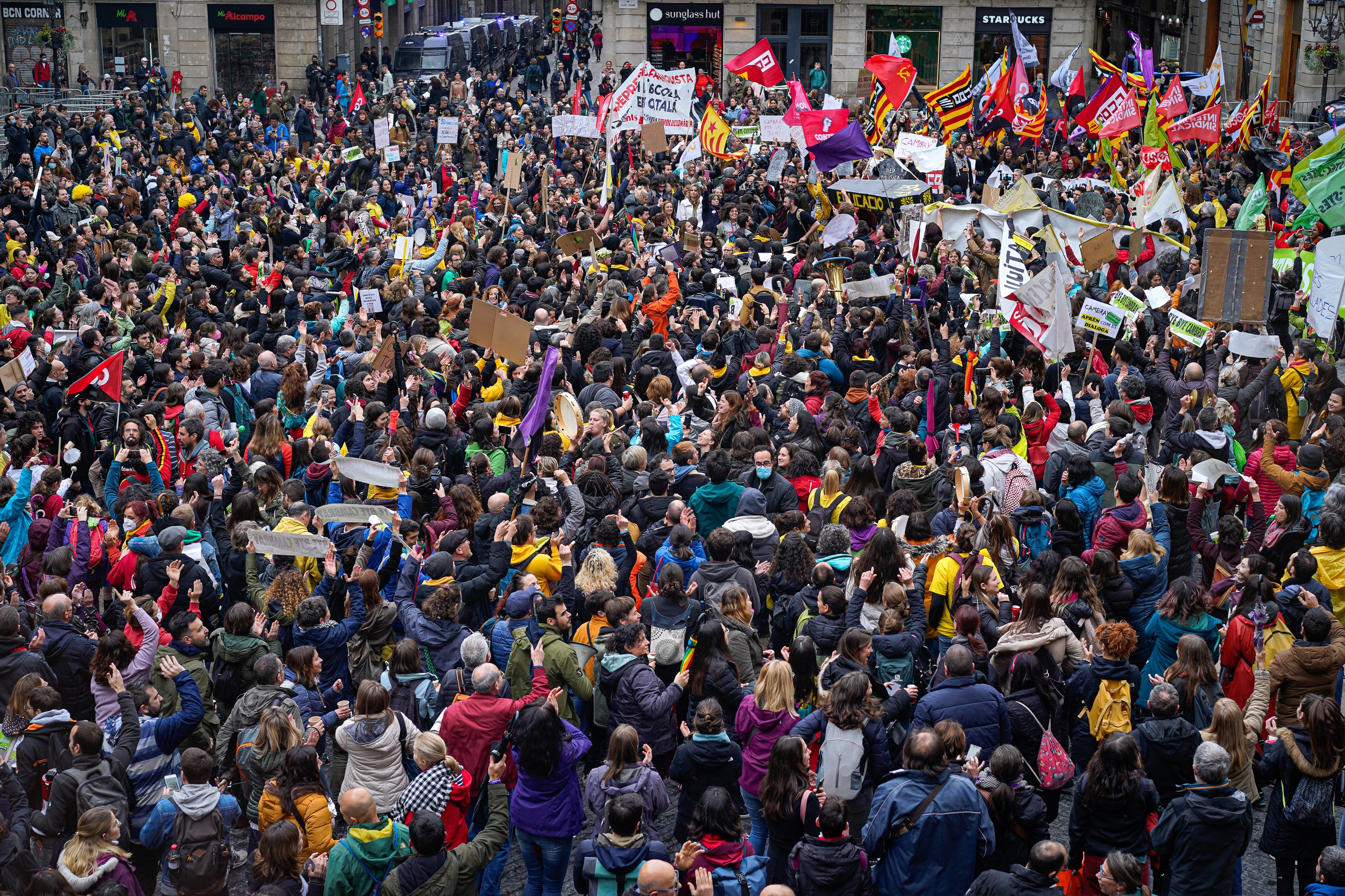 Maestros y profesores, sin tregua: 6.000 manifestantes en el quinto día de huelga