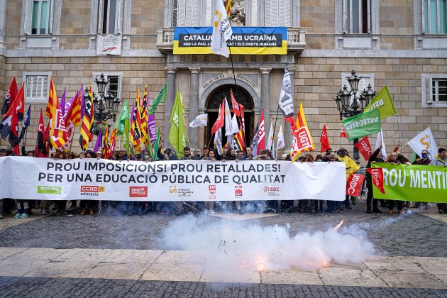 Manifestación educación, maestros y profesores, Plaza Sant Jaume, ambiente, cabecera, pancarta, traca - Pau de la Calle
