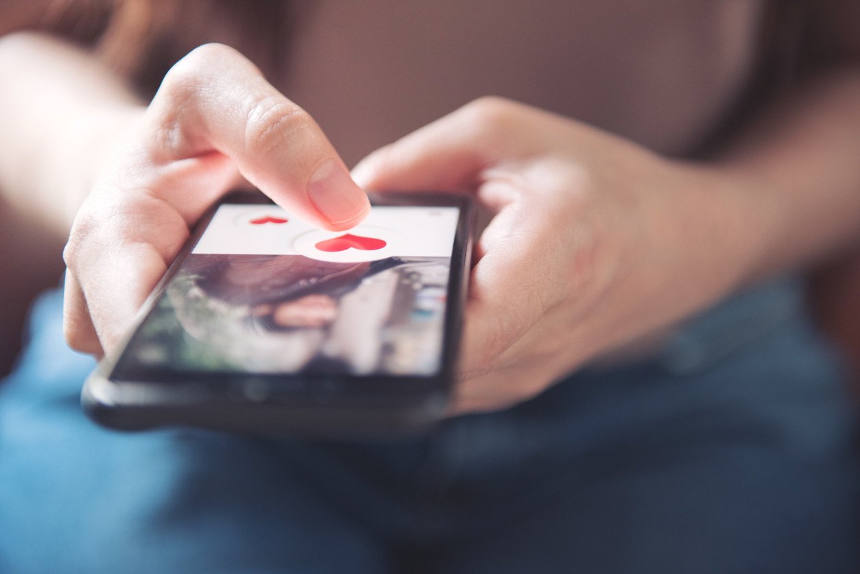 Hay un nuevo Tinder para padres y madres solteros
