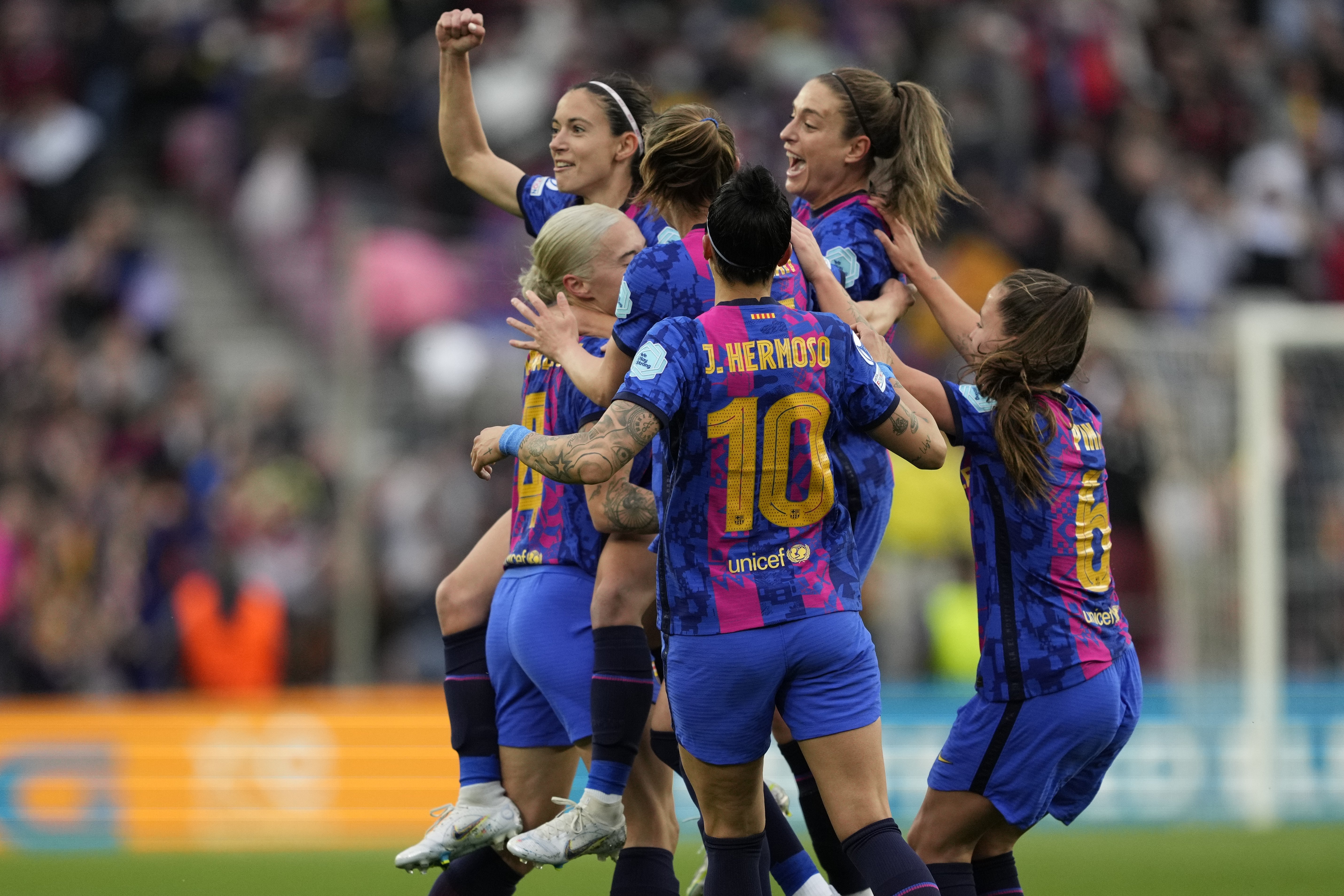 World record crowd of 91,553 sees sparkling Barça women beat Real Madrid (5-2)