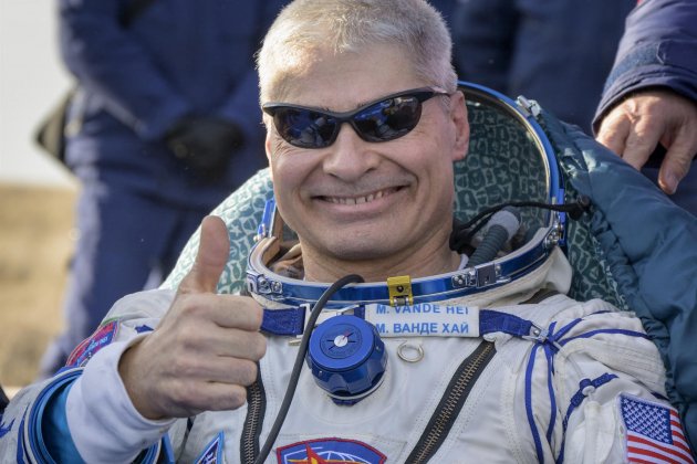 Austronauta de Estados Unidos, Mark Vande Hei, vuelve en la Tierra cono una Soyuz Efe