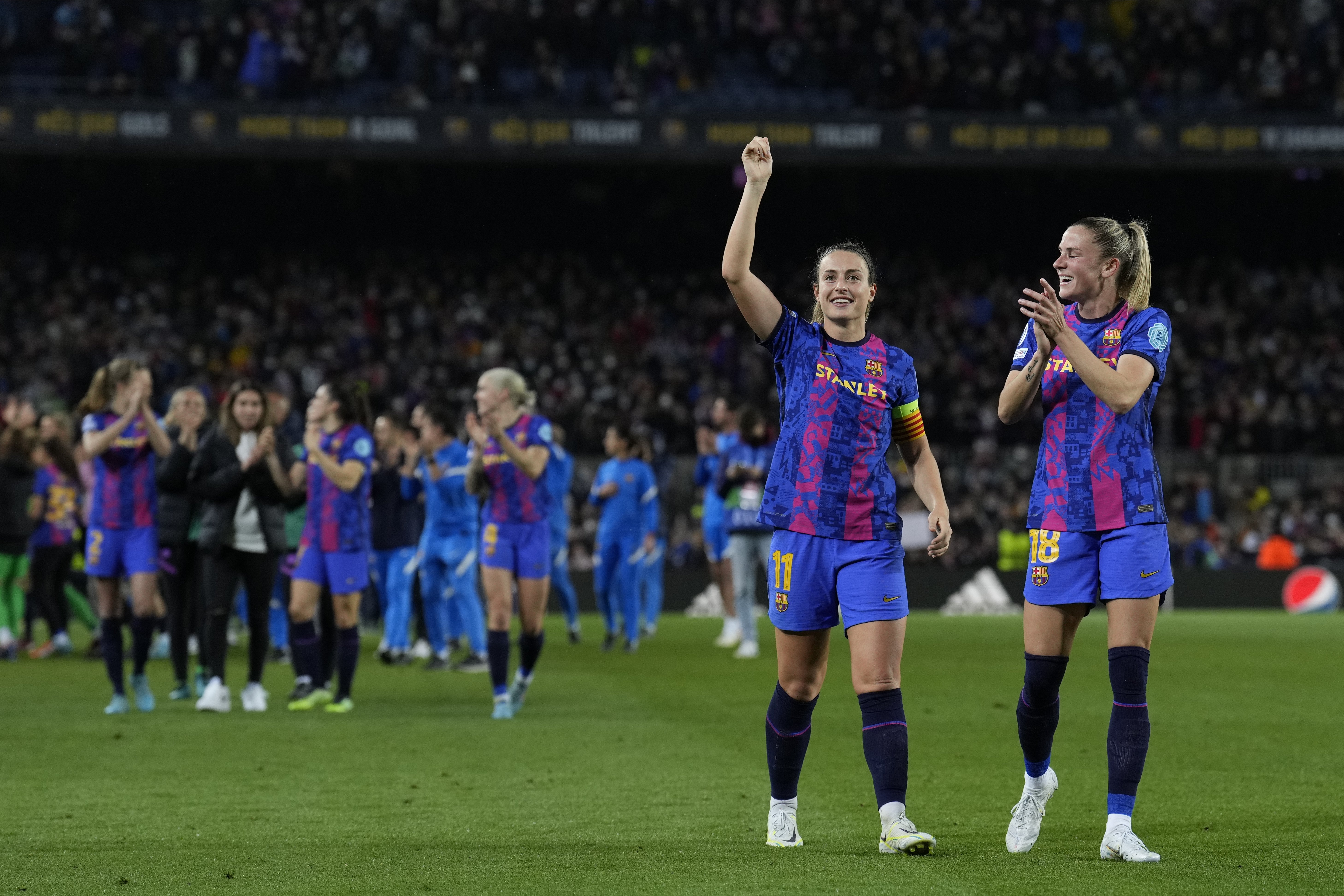Euforia culé con el Barça después de hacer historia en el Camp Nou