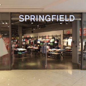 Springfield trae a España los jeans culote con corazones bordados que  sientan bien en todas las tallas