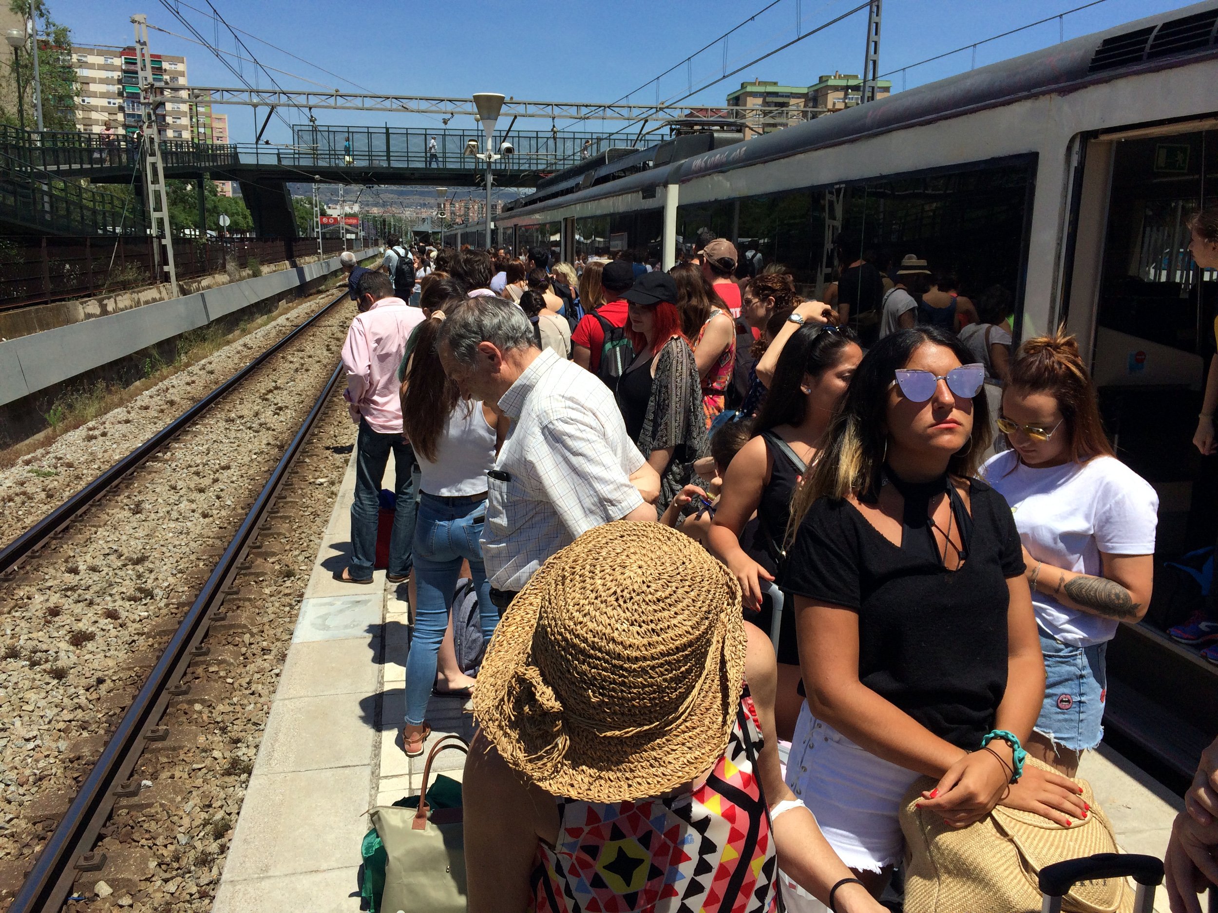 Desenes de passatgers entrampats per l'avaria d'un tren a Bellvitge