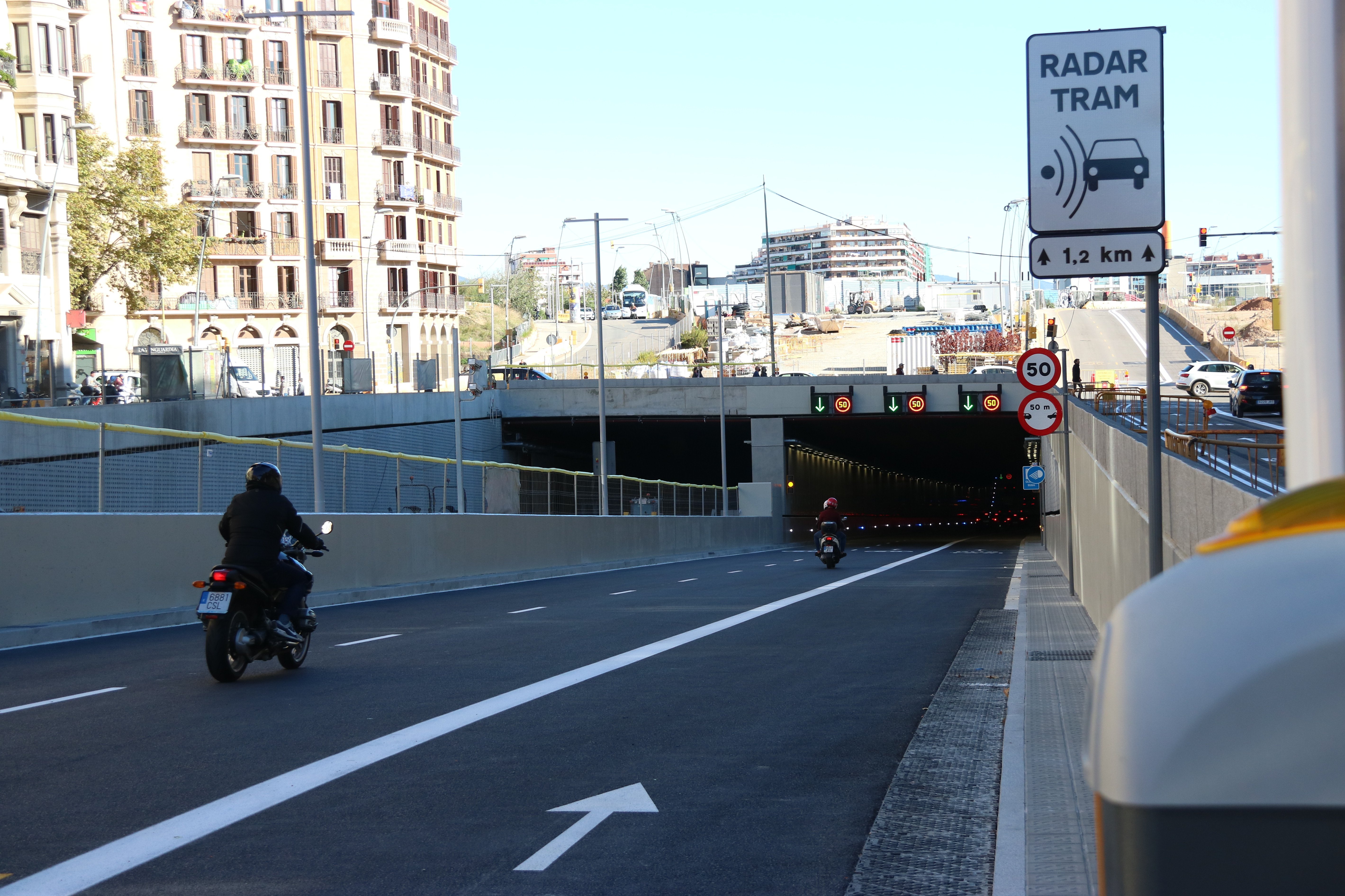El Túnel de Glòries no tiene baches, tiene un "asfalto rugoso", según el Ayuntamiento