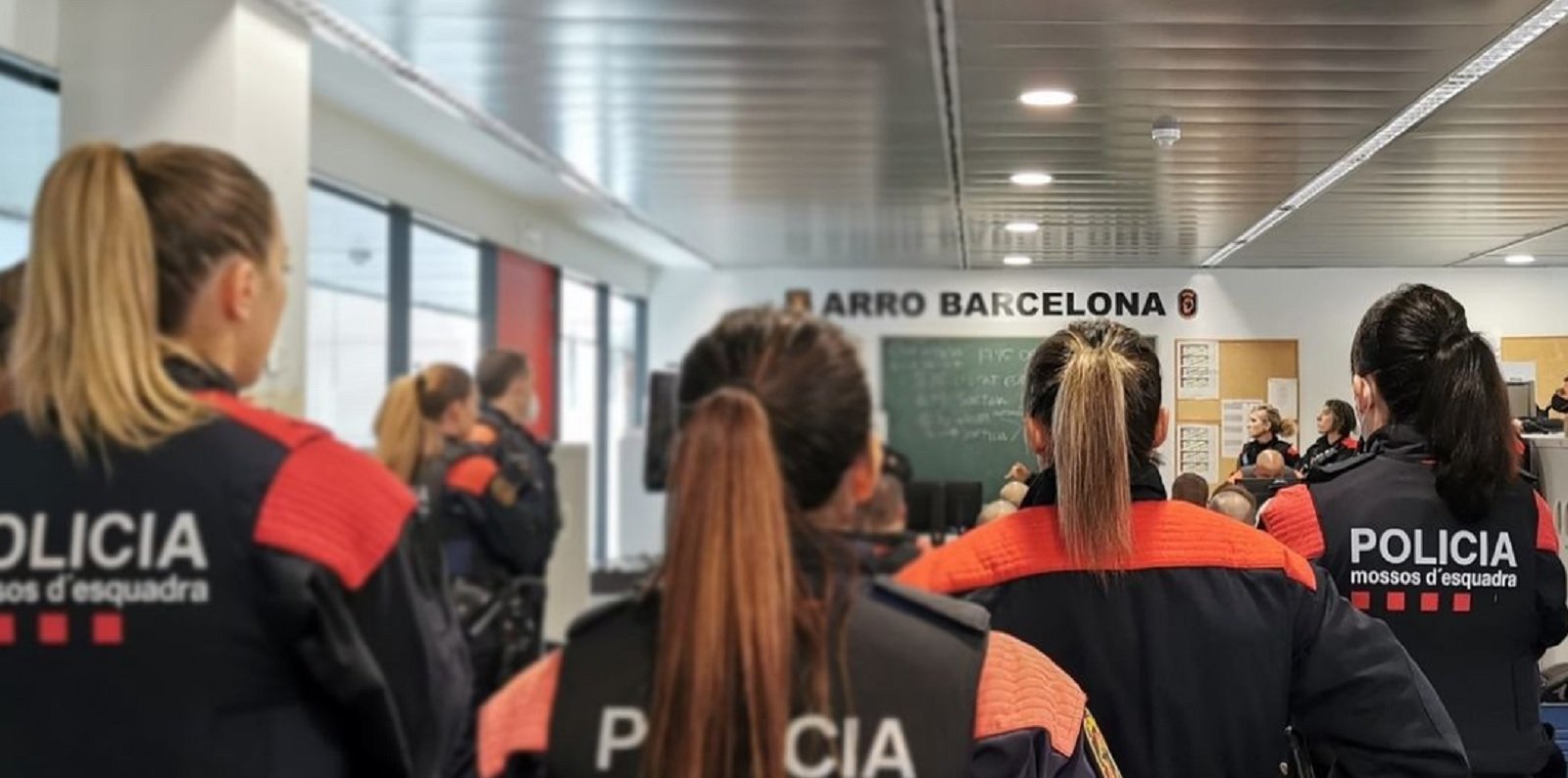 Fútbol 100% femenino: el Camp Nou lo vigilaron las Mosses d'Esquadra