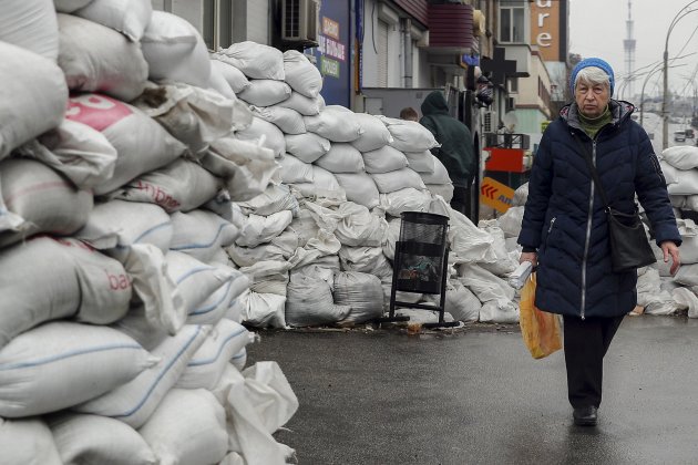 civil ucraniana camina al ladod e una barricada en la ciudad de Kiev, invasión Rusia Ucrania   Nuno Veiga Efe