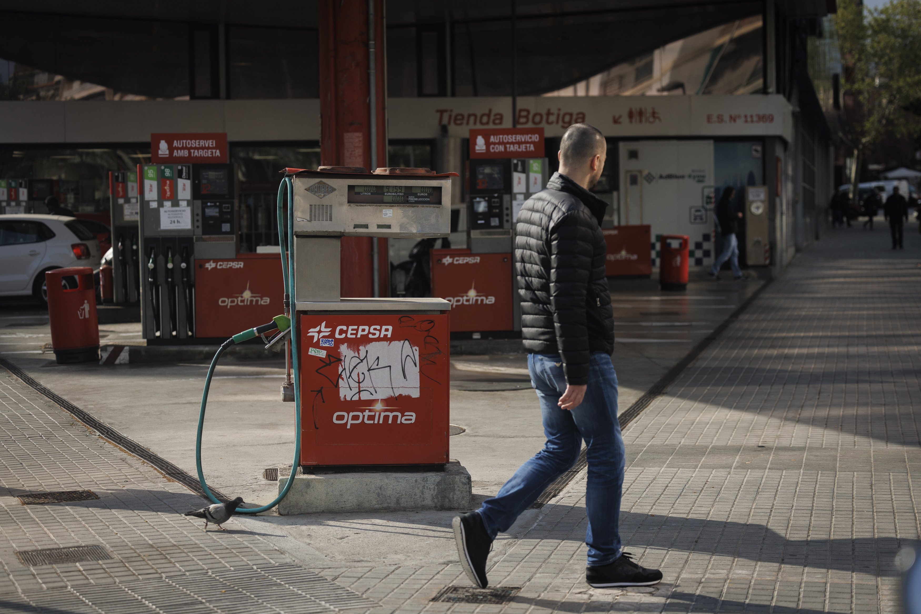 Guerra de preus a les benzineres: Repsol i Cepsa rebaixaran 30 cèntims per litre