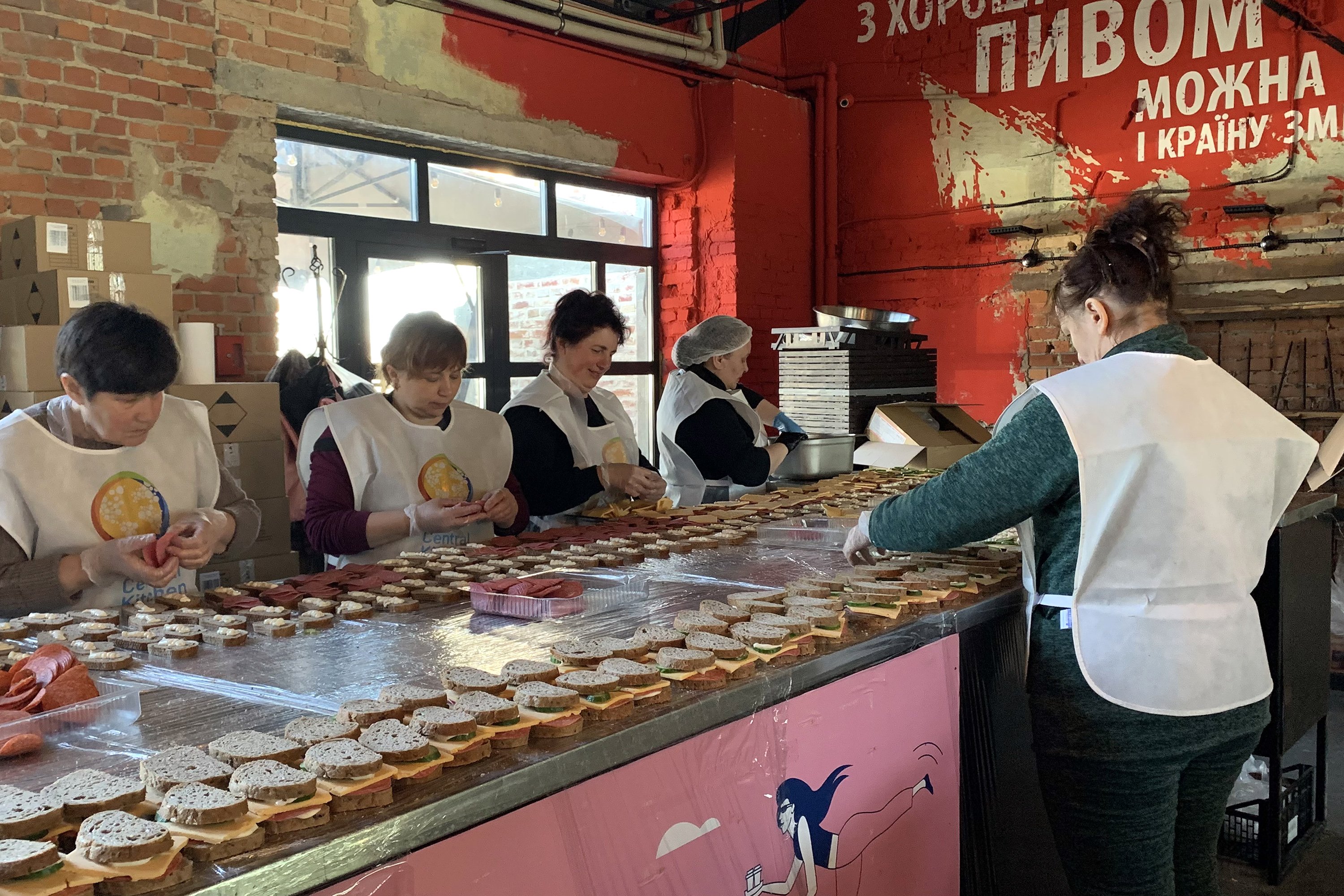 treballadores aliments refugiats ucraïnesa lviv guerra rusia efe