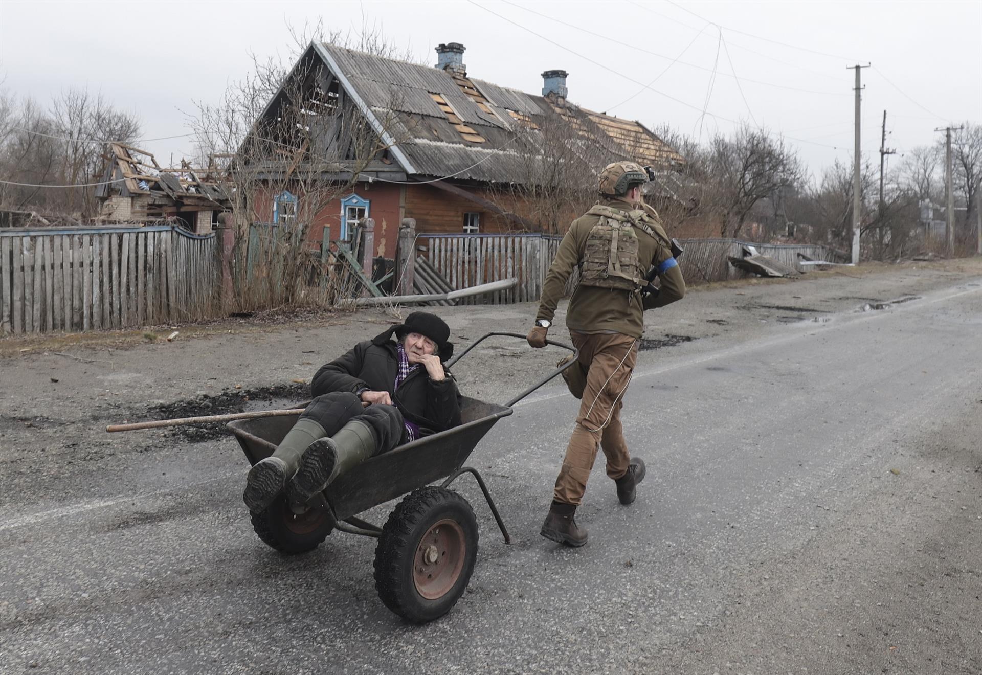evacuacion anciano cerca kiev ucrania efe