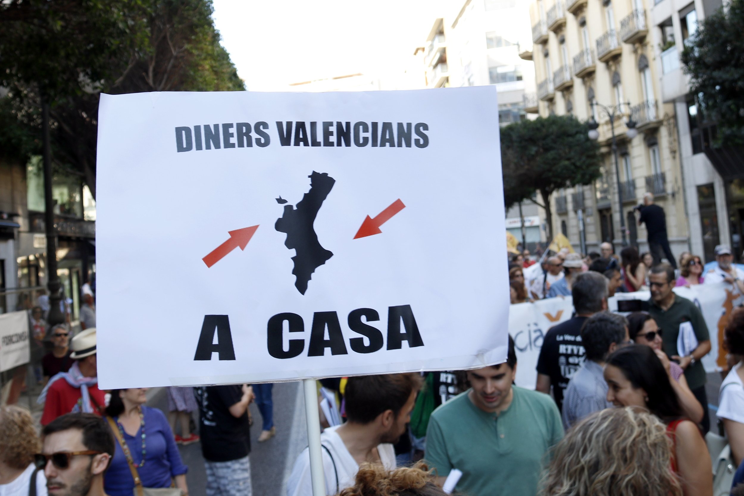Milers de manifestants a València "contra l'espoli"