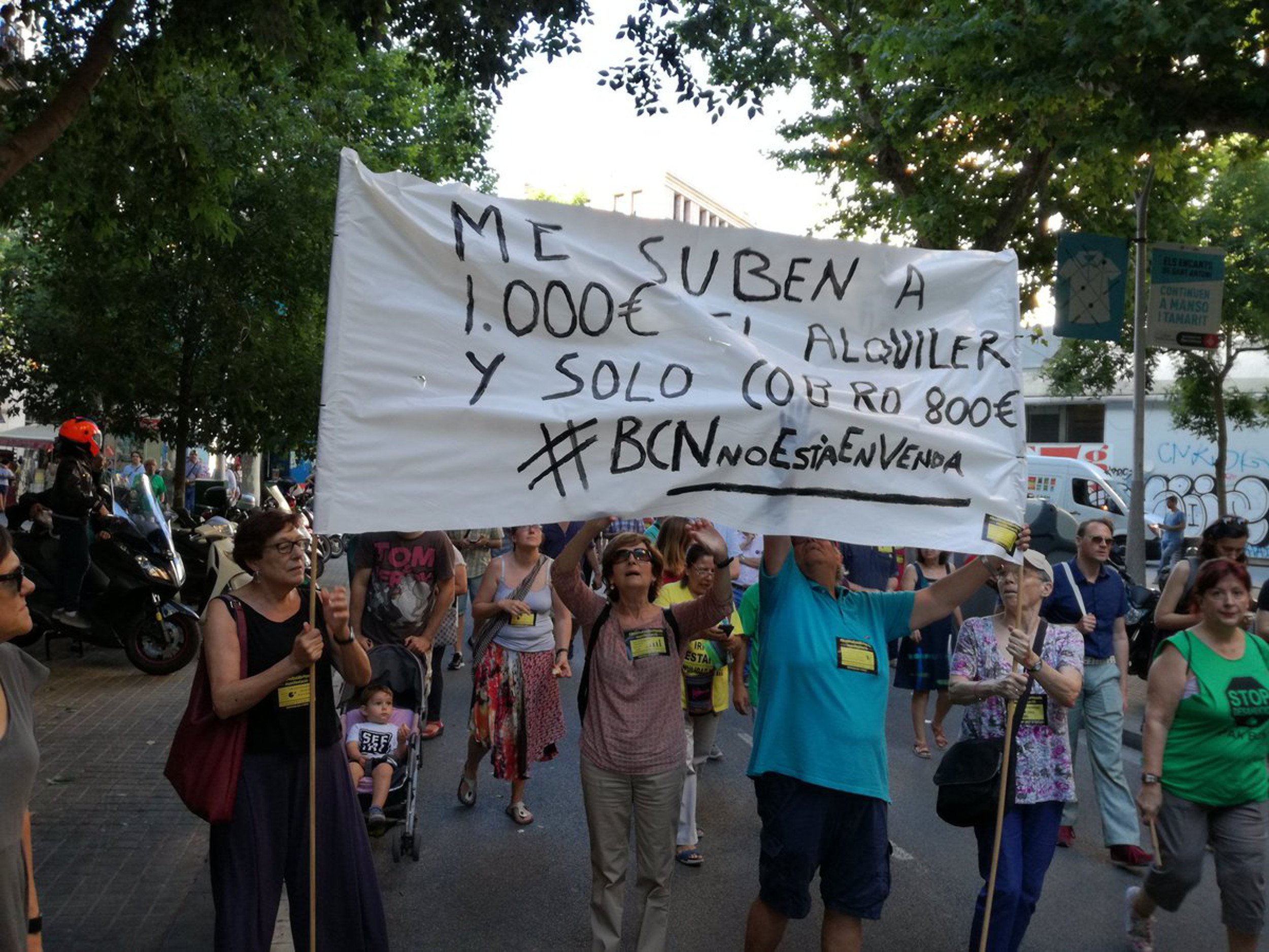 Ocupen un bloc de pisos del Poble Sec durant una manifestació pel dret a l'habitatge