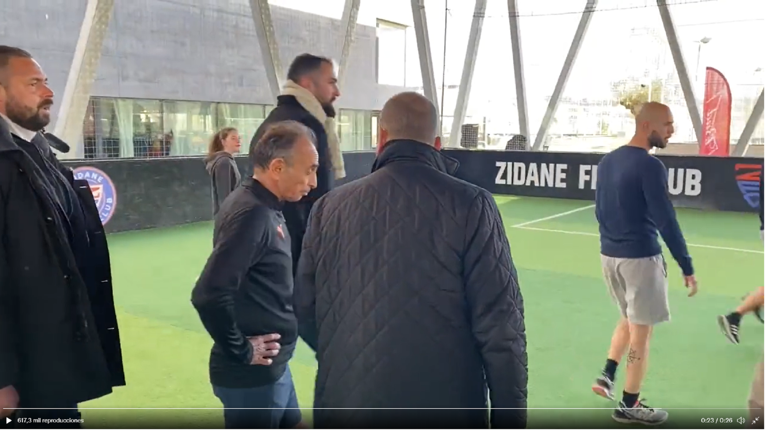 El germà de Zidane expulsa l'ultra Zemmour d'un partit de futbol: "Vagi-se'n!"