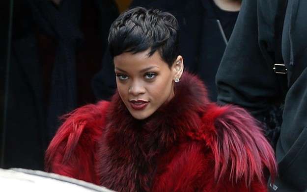 Rihanna con el pelo pixie