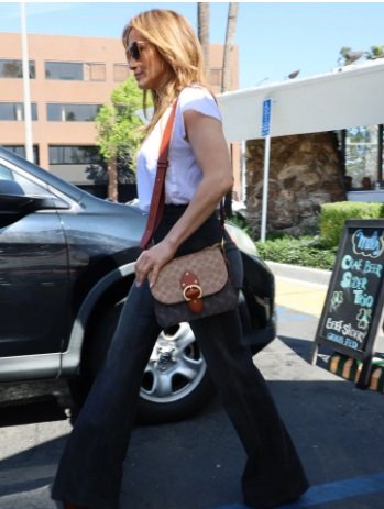 Jennifer Lopez amb pantalons de campana a Los Angeles
