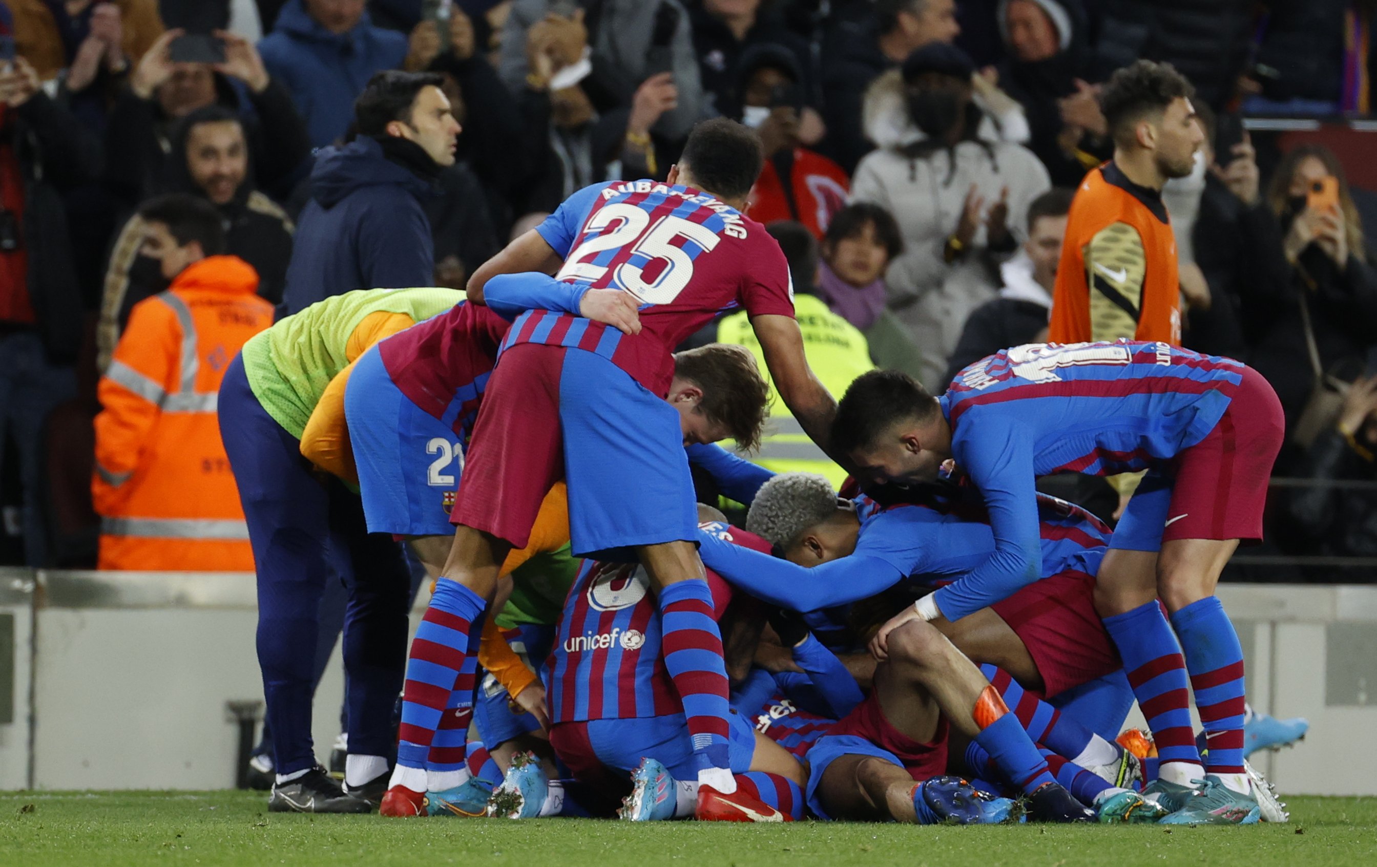 Pedri hipnotiza al Sevilla y el Barça ya es segundo en la Liga (1-0)