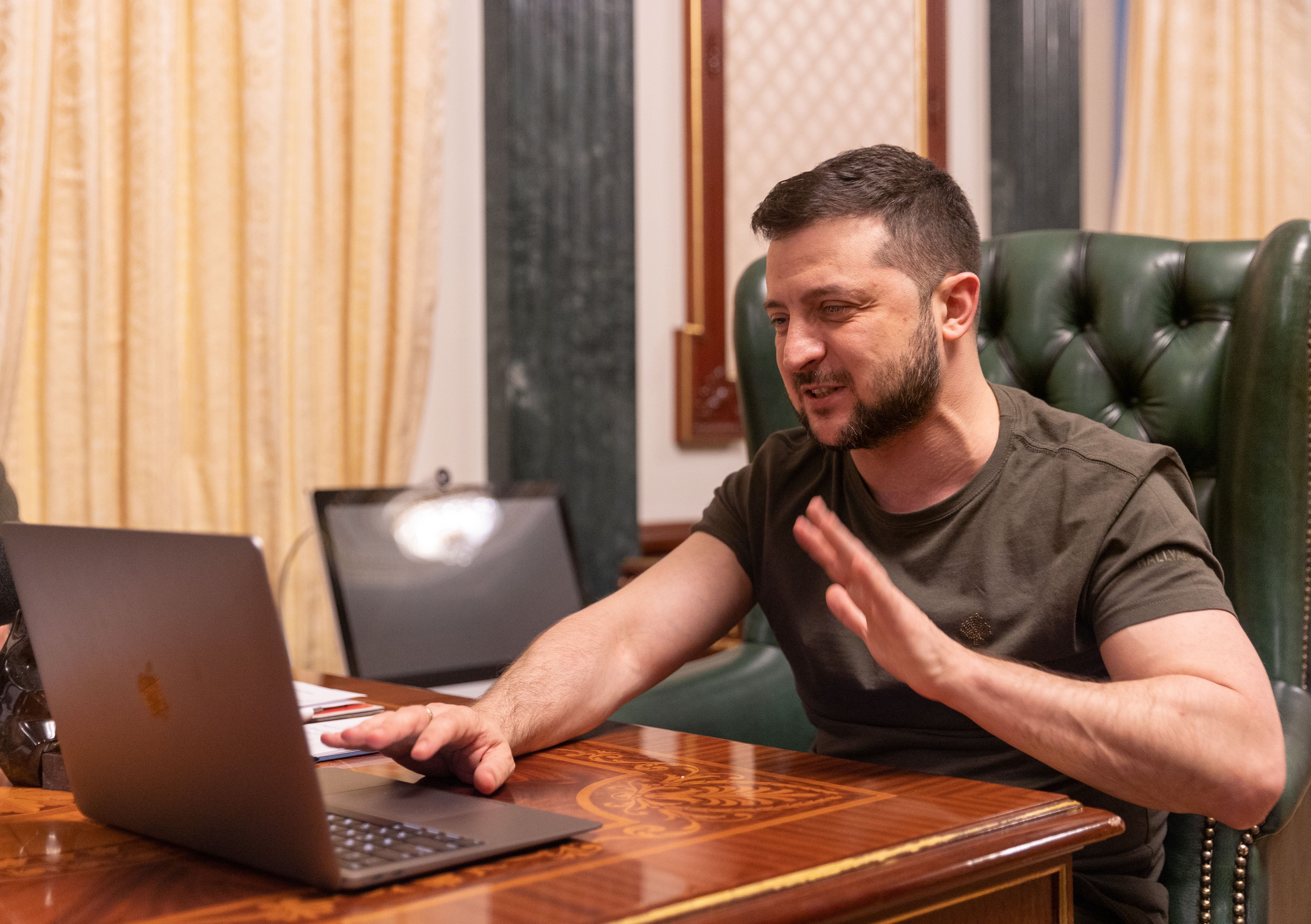 Zelenski es cola als Grammy: "No hi ha res més oposat a la guerra que la música"