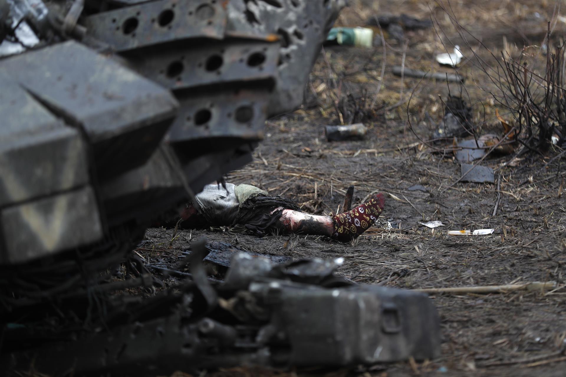 cuerpo persona muerto asesinado guerra ucrania Dmitrivka Efe