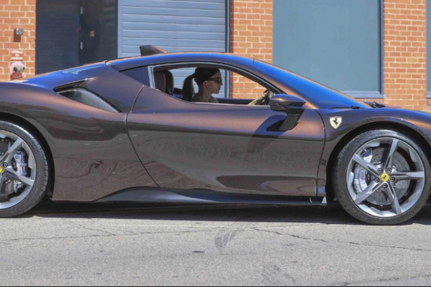 Kendall Jenner con su nuevo Ferrari