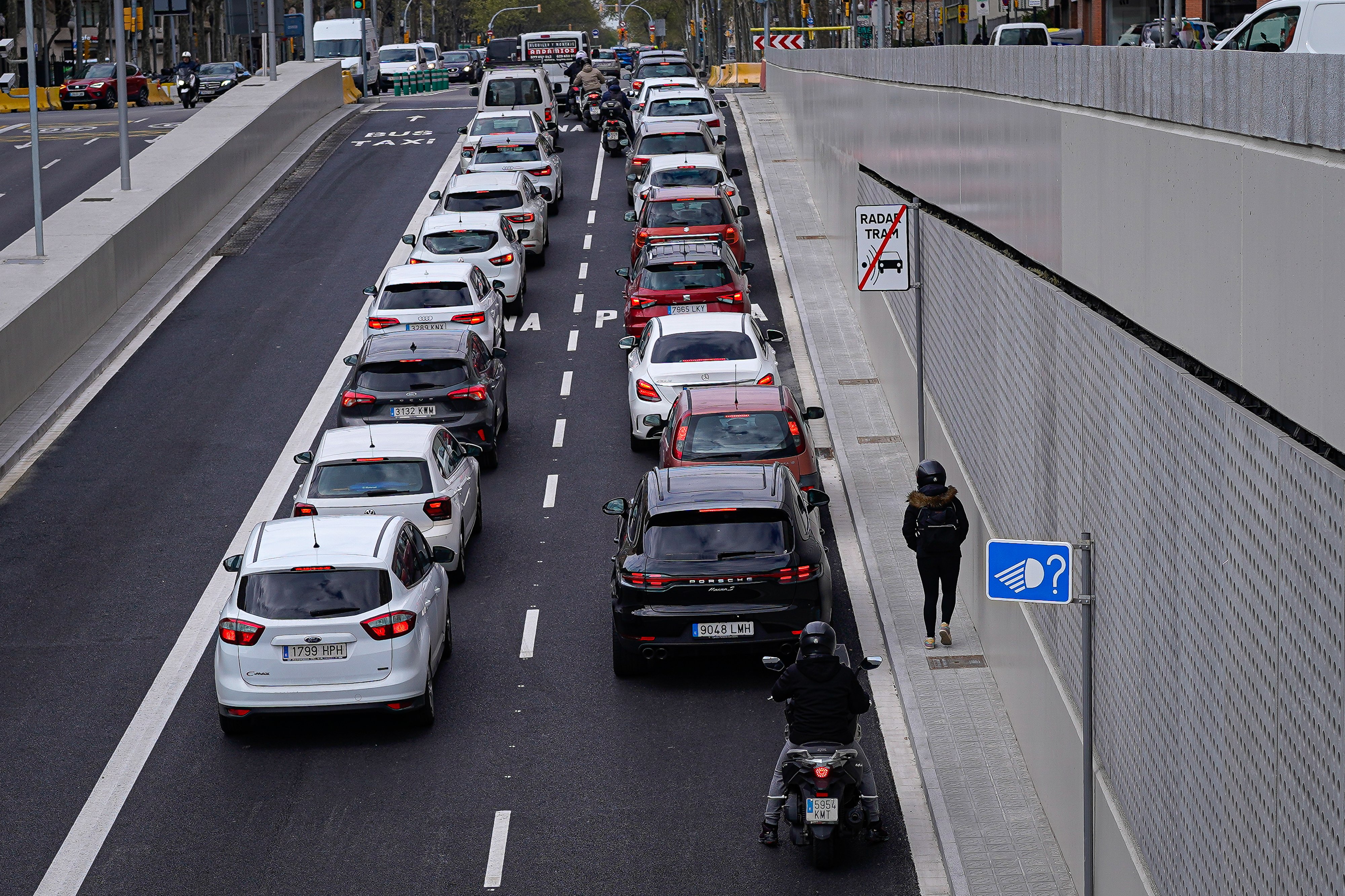 Nuevo túnel Glorias, tráfico, atasco, caravana, Granvia de les Corts Catalanes cono Castillejos, coches, chica caminando - Pau de la Calle