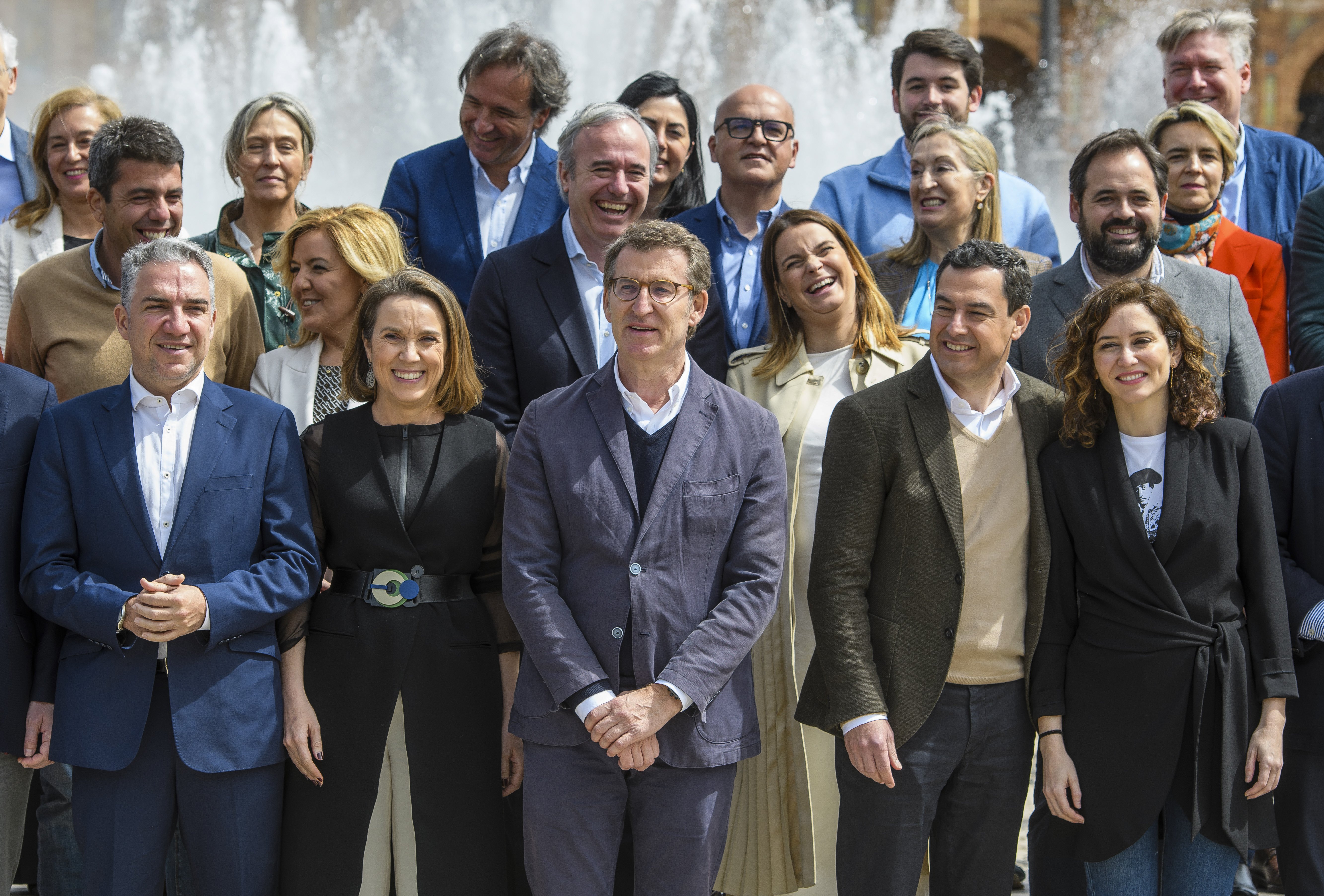 Foto familia nueva estructura PP, líder Feijóo, Cuca Gamarra, Ayuso, Elías Bendodo, Juanma Moreno, sevilla, Comité Ejecutivo    Raúl Caro Efe