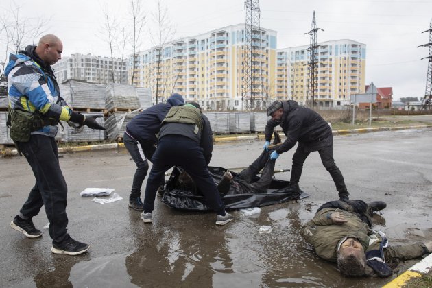 Ucraïnesos retiren cossos de civils morts invasió Rússia Ucraïnesa, Bucha, Kíev Mikhail Palinchak Efe
