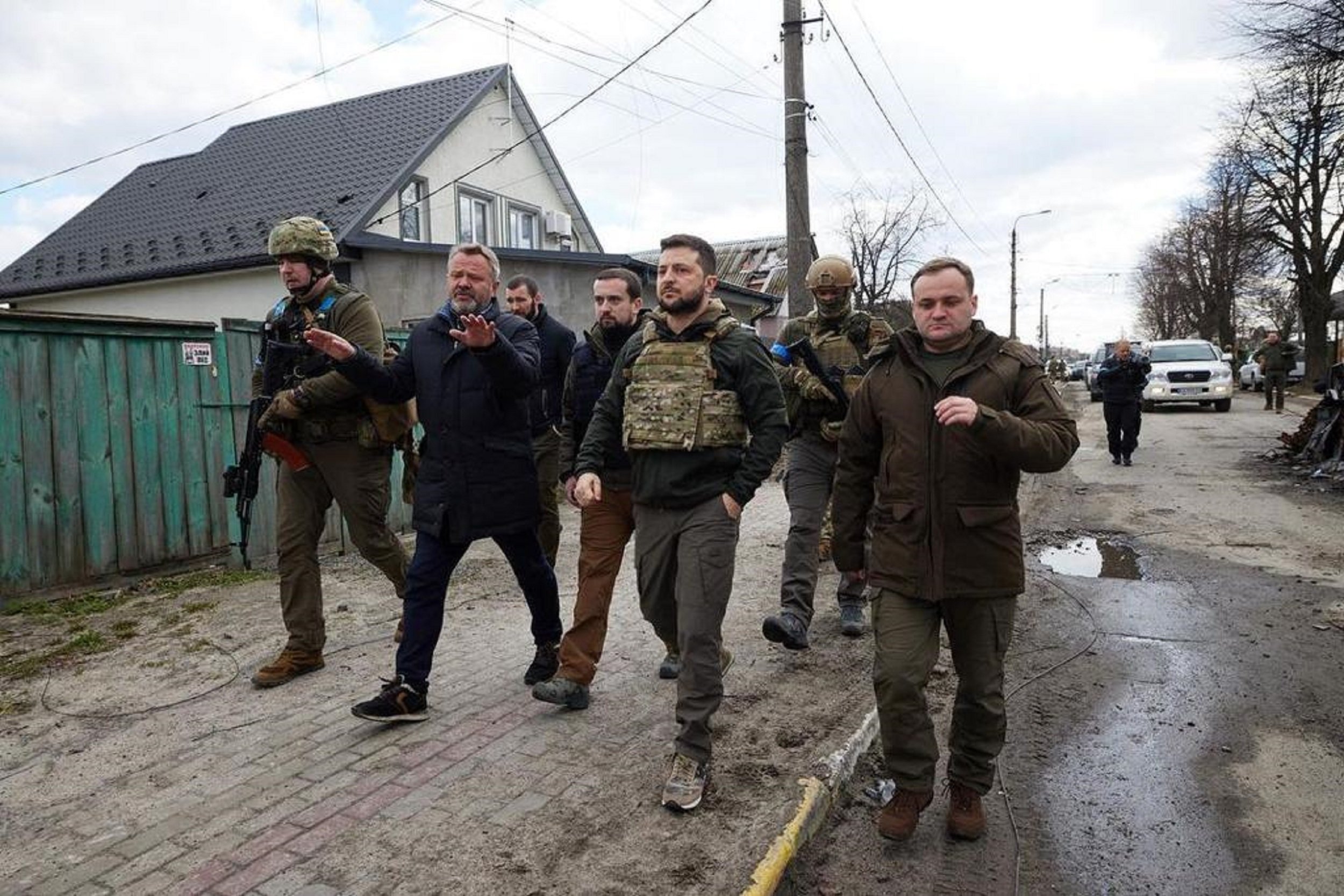 Zelenski visita la ciutat massacrada de Butxa: "L'exèrcit rus mereix la mort"