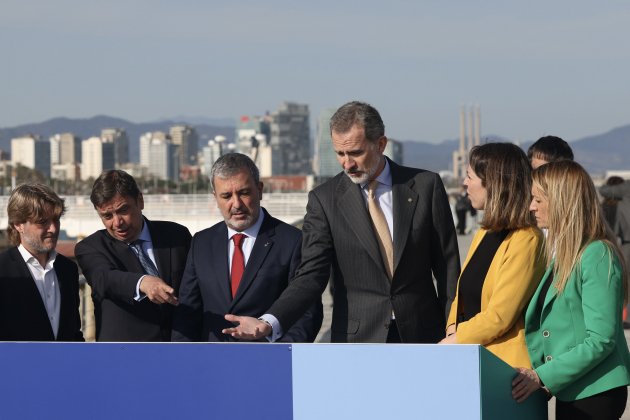 Rey Felipe VI visita Puerto Olímpico Barcelona, ministro Agricultura Luis Planas, delegada Gobierno Catalunya, María Eugènia, Jaume Collboni y Janet Sanz Sergi Alcàzar