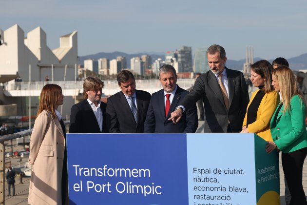 Rey Felipe VI visita Puerto Olímpico Barcelona, ministro Agricultura Luis Planas, delegada Gobierno Catalunya, María Eugènia, Jaume Collboni y Janet Sanz Sergi Alcàzar