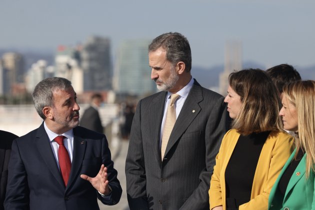 Rey Felipe VI visita Puerto Olímpico Barcelona, ministro Agricultura Luis Planas, delegada Gobierno Catalunya, María Eugènia, Jaume Collboni y Janet Sanz   Sergi Alcàzar (5)