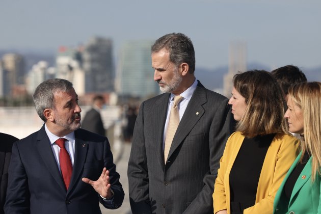 Rey Felipe VI visita Puerto Olímpico Barcelona, ministro Agricultura Luis Planas, delegada Gobierno Catalunya, María Eugènia, Jaume Collboni y Janet Sanz   Sergi Alcàzar (5)